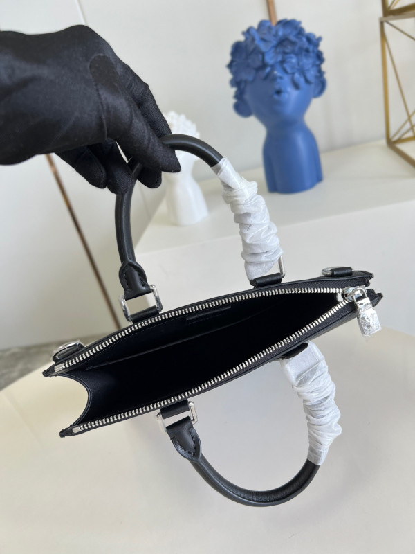 l0*is V*t0n sac plat cross