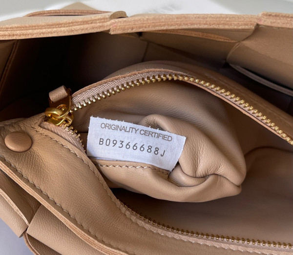 bo*te*ga Ve*ne*ta cassette