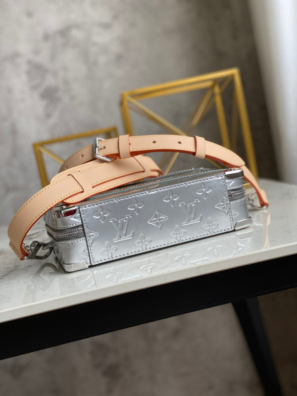 l0*is V*t0n handle trunk