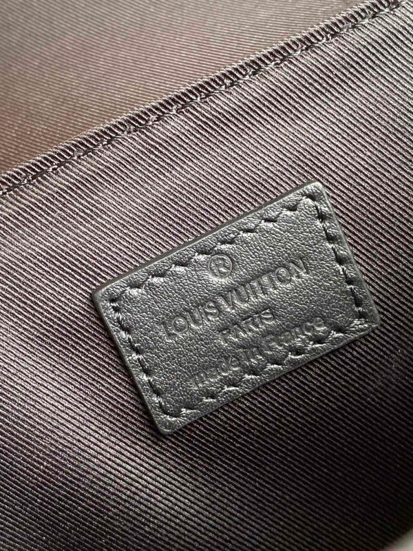 l0*is V*t0n trunk slingbag