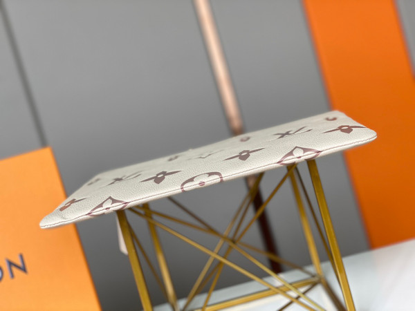 l0*is V*t0n daily pouch