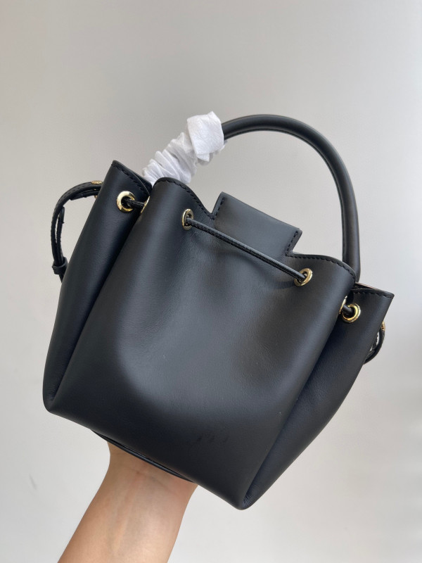 B**rry bucket bag