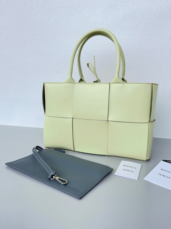 bo*te*ga Ve*ne*ta small arco tote bag