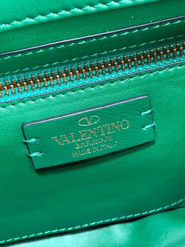 VALENTINO MEDIUM ROMAN STUD THE SHOULDER BAG