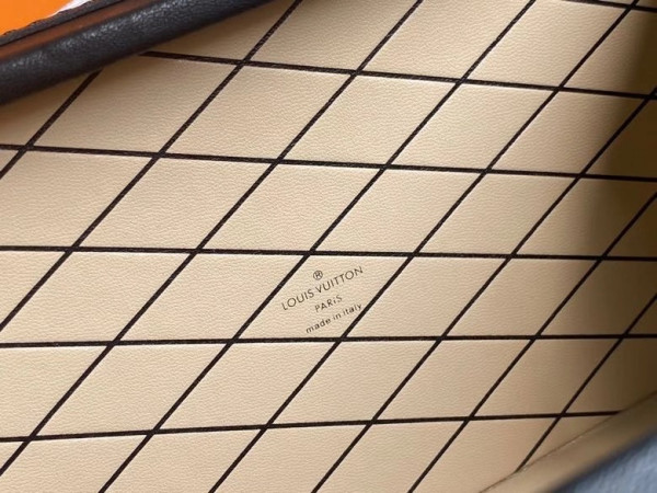 l0*is V*t0n petite malle