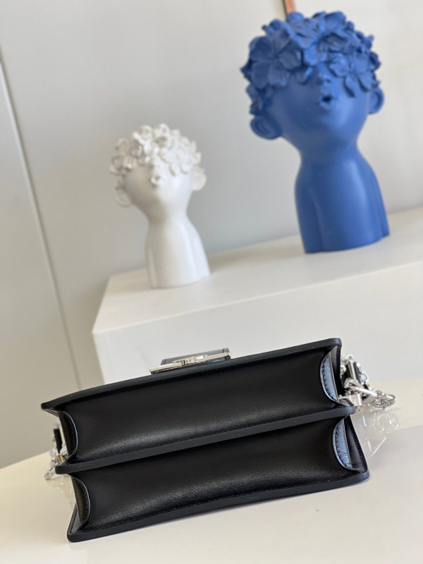 l0*is V*t0n dauphine mm