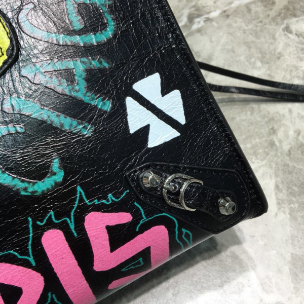 Ba*len*cia*ga classic city graffiti