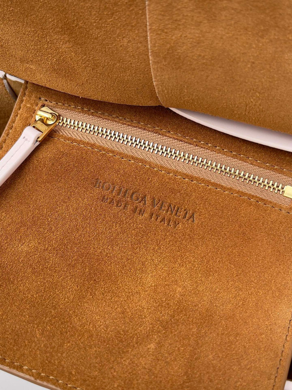 bo*te*ga Ve*ne*ta arco