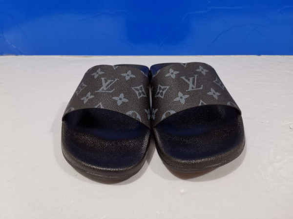l0*is V*t0n slippers
