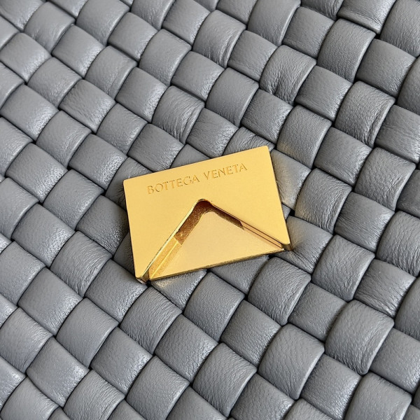 bo*te*ga Ve*ne*ta small cobble shoulder bag
