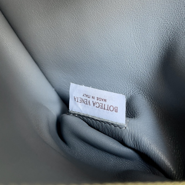 bo*te*ga Ve*ne*ta small cobble shoulder bag