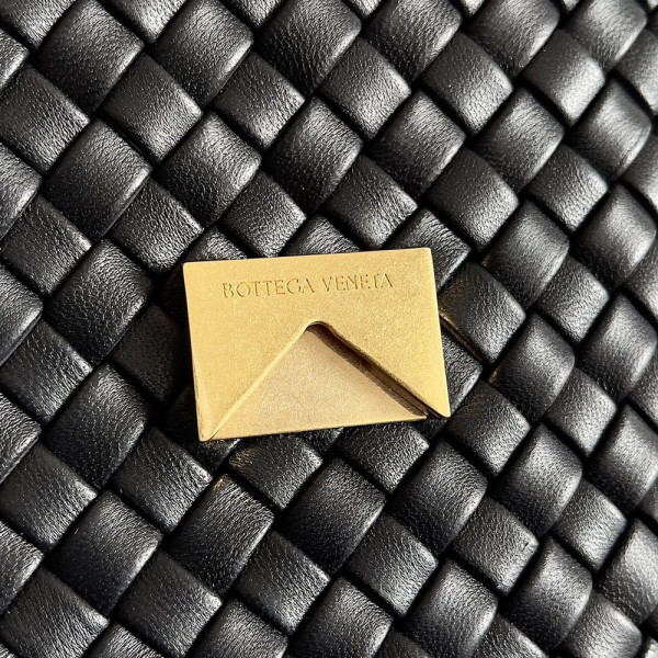 bo*te*ga Ve*ne*ta small cobble shoulder bag