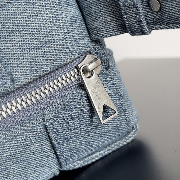 bo*te*ga Ve*ne*ta brick cassette