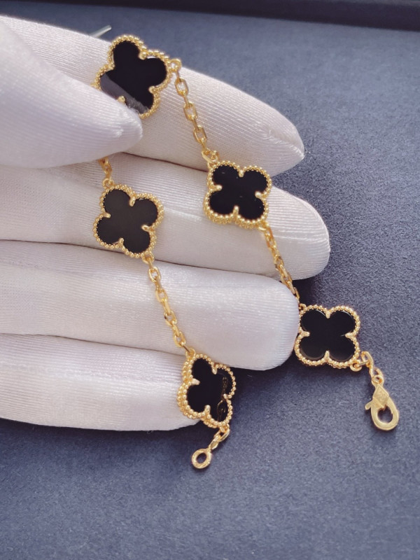 V*N CL*F & arpels perlée bracelet