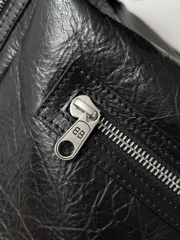 ba*len*cia*ga S*perbusy large sling bag