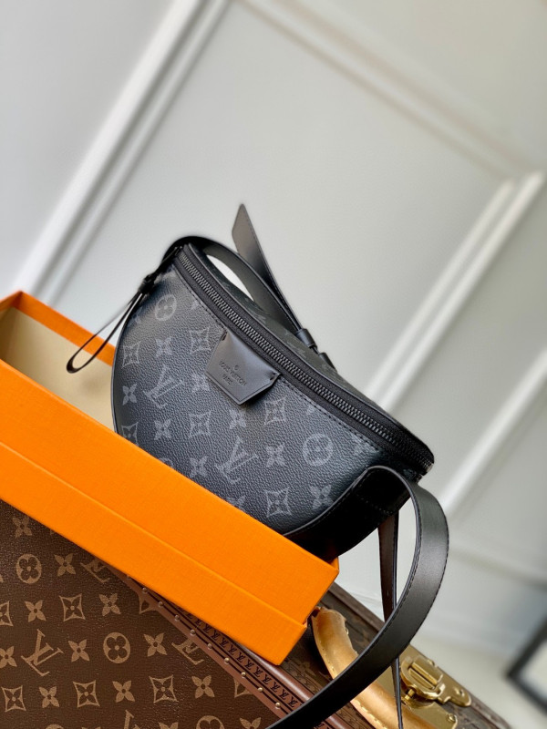 l0*is V*t0n moon crossbody
