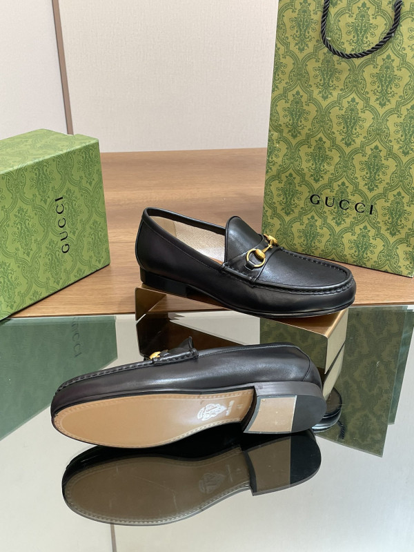 G*u*i men loafer