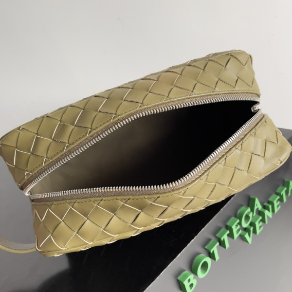 bo*te*ga Ve*ne*ta intrecciato leather wallet-on-strap