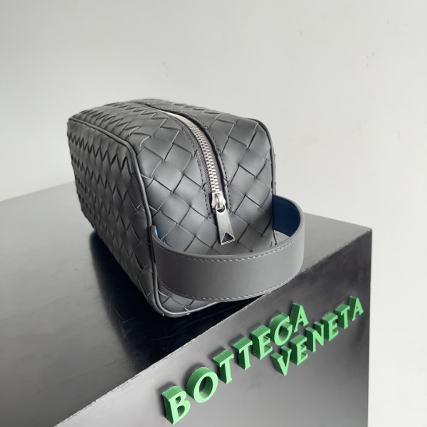 bo*te*ga Ve*ne*ta intrecciato leather wallet-on-strap