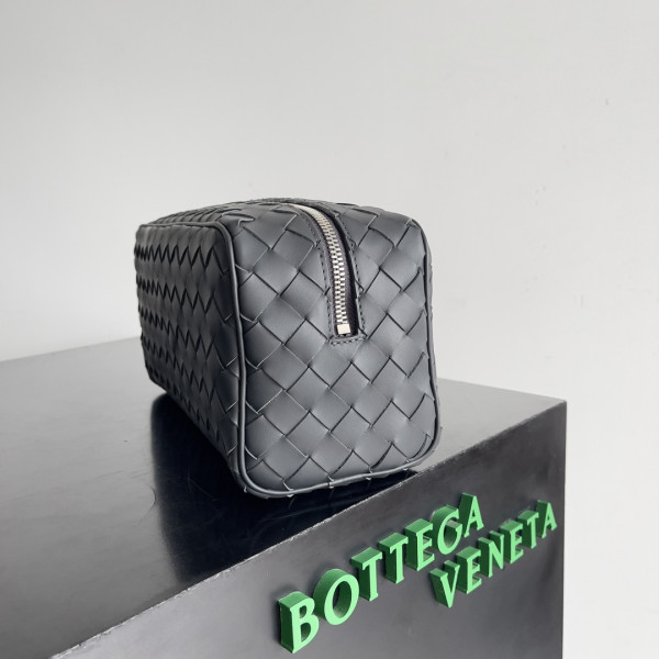 bo*te*ga Ve*ne*ta intrecciato leather wallet-on-strap
