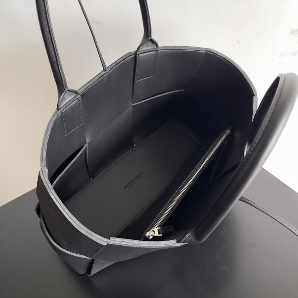 bo*te*ga Ve*ne*ta small arco tote bag