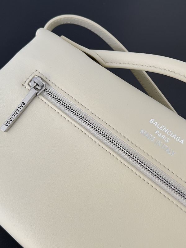 Ba*len*cia*ga bel air small clutch