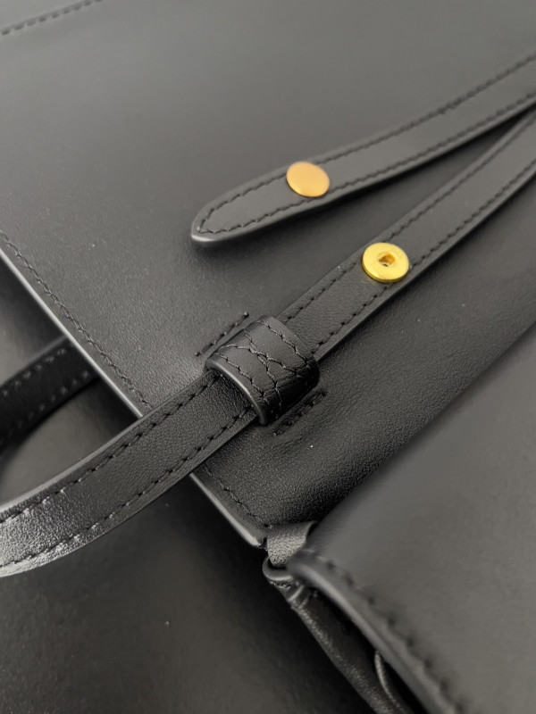 Ba*len*cia*ga bel air small clutch