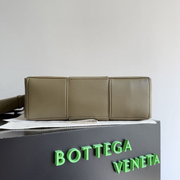 bo*te*ga Ve*ne*ta arco camera bag -28*18*9cm