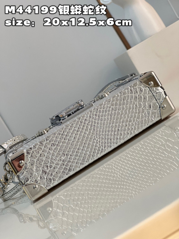 l0*is V*t0n petite malle