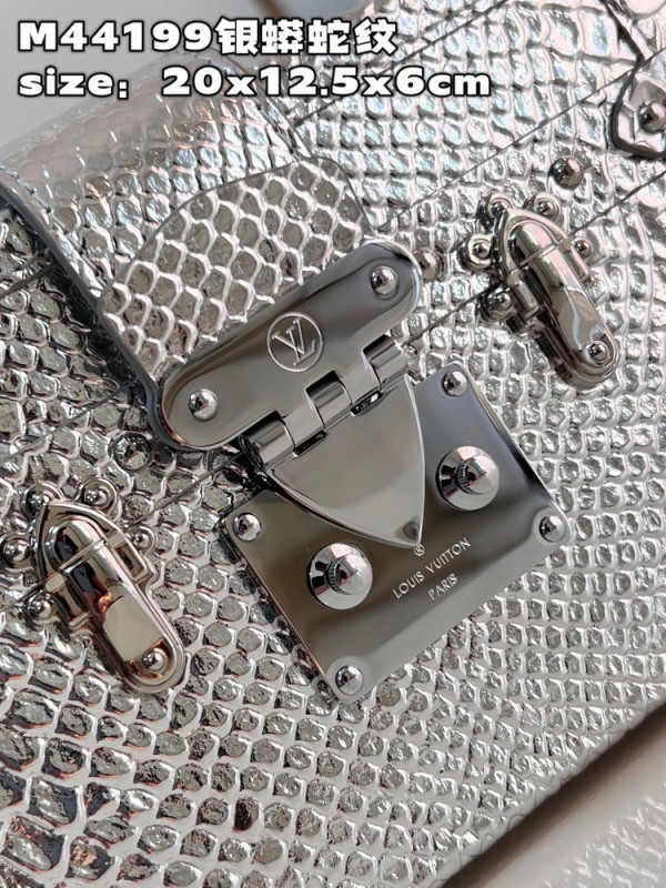 l0*is V*t0n petite malle